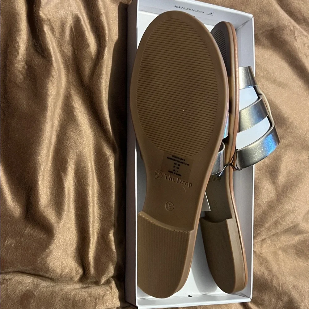 Stylish Metallic Sandals - Picture 3 of 4